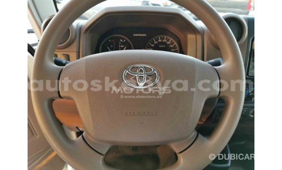 Imported Toyota Land Cruiser White Makiinaa iti Import - Dubai keessatti Central Kenya keessatti Imported Toyota Land Cruiser White Makiinaa iti Import - Dubai keessatti Central Kenya keessatti