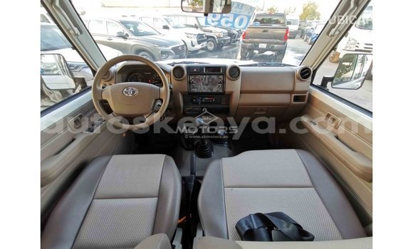 Imported Toyota Land Cruiser White Makiinaa iti Import - Dubai keessatti Central Kenya keessatti Imported Toyota Land Cruiser White Makiinaa iti Import - Dubai keessatti Central Kenya keessatti