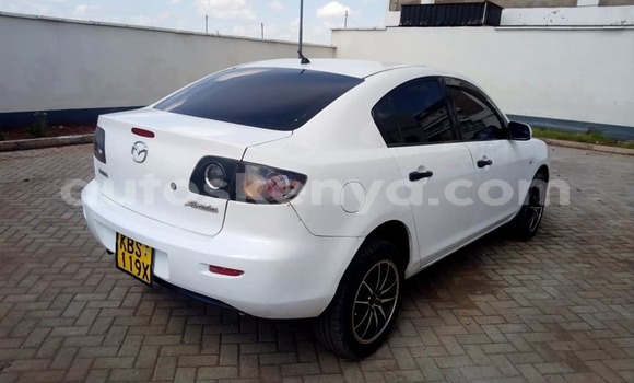 Oofamaa Mazda Axela White Makiinaa iti Kiambu keessatti Central Kenya keessatti