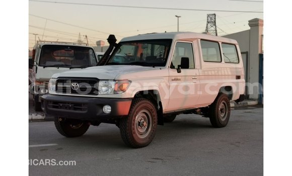 Nunua Imported Toyota Land Cruiser Nyeupe Gari ndani ya Import - Dubai nchini Kati Kenya Nunua Imported Toyota Land Cruiser Nyeupe Gari ndani ya Import - Dubai nchini Kati Kenya