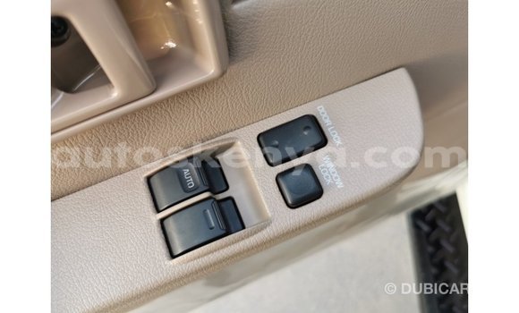 Nunua Imported Toyota Land Cruiser Nyeupe Gari ndani ya Import - Dubai nchini Kati Kenya Nunua Imported Toyota Land Cruiser Nyeupe Gari ndani ya Import - Dubai nchini Kati Kenya