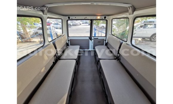 Nunua Imported Toyota Land Cruiser Nyeupe Gari ndani ya Import - Dubai nchini Kati Kenya Nunua Imported Toyota Land Cruiser Nyeupe Gari ndani ya Import - Dubai nchini Kati Kenya