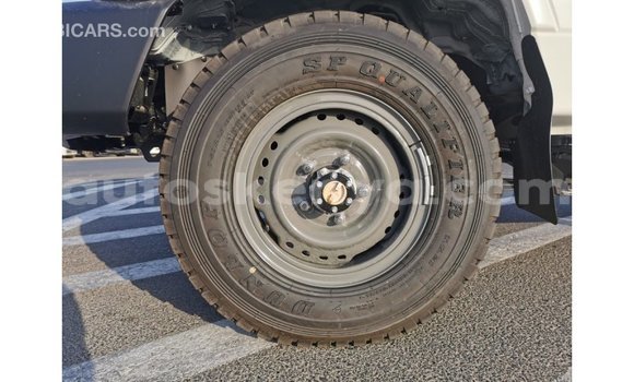 Nunua Imported Toyota Land Cruiser Nyeupe Gari ndani ya Import - Dubai nchini Kati Kenya Nunua Imported Toyota Land Cruiser Nyeupe Gari ndani ya Import - Dubai nchini Kati Kenya
