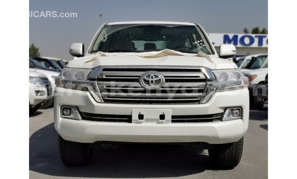 Imported Toyota Land Cruiser White Makiinaa iti Import - Dubai keessatti Central Kenya keessatti Imported Toyota Land Cruiser White Makiinaa iti Import - Dubai keessatti Central Kenya keessatti