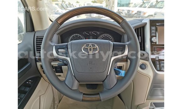 Imported Toyota Land Cruiser White Makiinaa iti Import - Dubai keessatti Central Kenya keessatti Imported Toyota Land Cruiser White Makiinaa iti Import - Dubai keessatti Central Kenya keessatti
