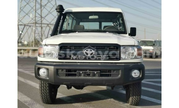 Imported Toyota Land Cruiser White Makiinaa iti Import - Dubai keessatti Central Kenya keessatti Imported Toyota Land Cruiser White Makiinaa iti Import - Dubai keessatti Central Kenya keessatti