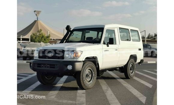 Imported Toyota Land Cruiser White Makiinaa iti Import - Dubai keessatti Central Kenya keessatti Imported Toyota Land Cruiser White Makiinaa iti Import - Dubai keessatti Central Kenya keessatti