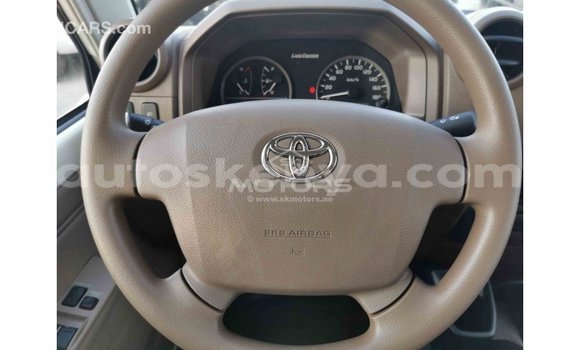 Imported Toyota Land Cruiser White Makiinaa iti Import - Dubai keessatti Central Kenya keessatti Imported Toyota Land Cruiser White Makiinaa iti Import - Dubai keessatti Central Kenya keessatti