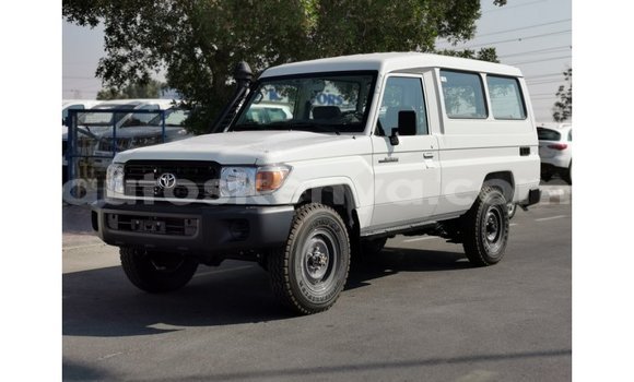 Buy Import Toyota Land Cruiser White Car in Import - Dubai in Central Kenya Buy Import Toyota Land Cruiser White Car in Import - Dubai in Central Kenya