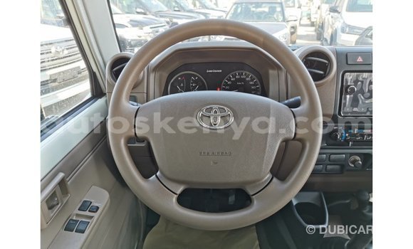 Buy Import Toyota Land Cruiser White Car in Import - Dubai in Central Kenya Buy Import Toyota Land Cruiser White Car in Import - Dubai in Central Kenya