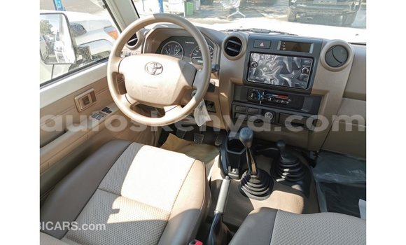 Buy Import Toyota Land Cruiser White Car in Import - Dubai in Central Kenya Buy Import Toyota Land Cruiser White Car in Import - Dubai in Central Kenya