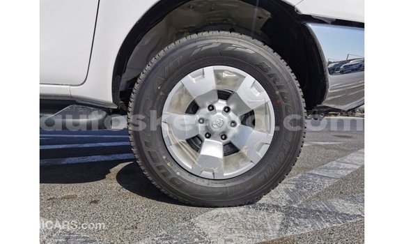 Imported Toyota Hilux White Makiinaa iti Import - Dubai keessatti Central Kenya keessatti Imported Toyota Hilux White Makiinaa iti Import - Dubai keessatti Central Kenya keessatti