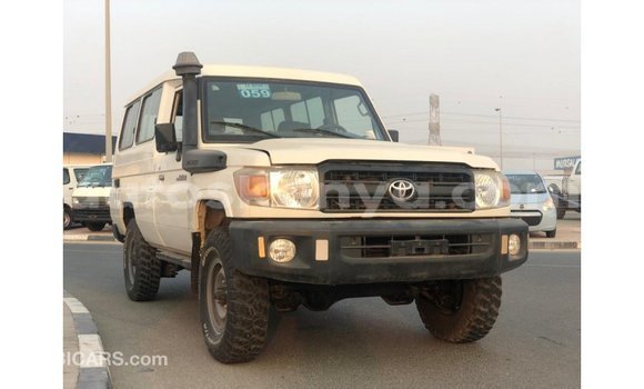 Imported Toyota Land Cruiser White Makiinaa iti Import - Dubai keessatti Central Kenya keessatti Imported Toyota Land Cruiser White Makiinaa iti Import - Dubai keessatti Central Kenya keessatti