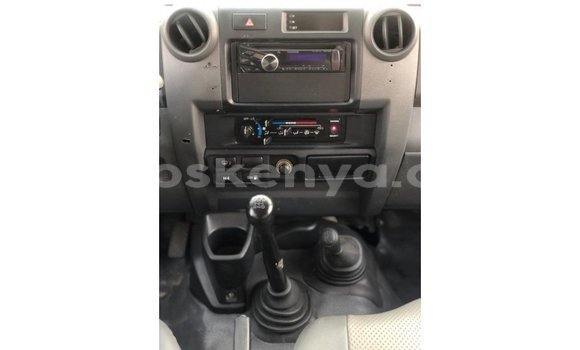 Imported Toyota Land Cruiser White Makiinaa iti Import - Dubai keessatti Central Kenya keessatti Imported Toyota Land Cruiser White Makiinaa iti Import - Dubai keessatti Central Kenya keessatti