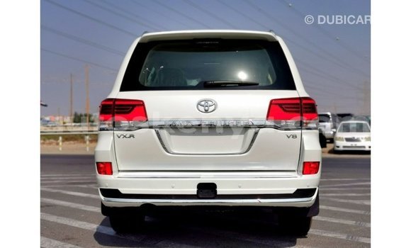 Nunua Imported Toyota Land Cruiser Nyeupe Gari ndani ya Import - Dubai nchini Kati Kenya Nunua Imported Toyota Land Cruiser Nyeupe Gari ndani ya Import - Dubai nchini Kati Kenya