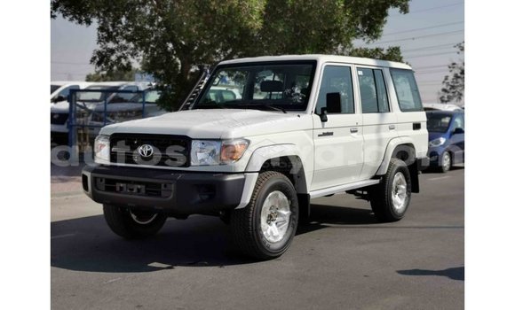 Imported Toyota Land Cruiser White Makiinaa iti Import - Dubai keessatti Central Kenya keessatti Imported Toyota Land Cruiser White Makiinaa iti Import - Dubai keessatti Central Kenya keessatti