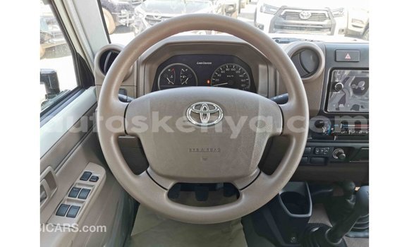 Imported Toyota Land Cruiser White Makiinaa iti Import - Dubai keessatti Central Kenya keessatti Imported Toyota Land Cruiser White Makiinaa iti Import - Dubai keessatti Central Kenya keessatti