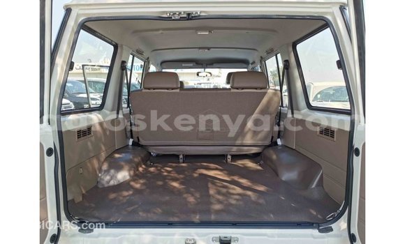 Imported Toyota Land Cruiser White Makiinaa iti Import - Dubai keessatti Central Kenya keessatti Imported Toyota Land Cruiser White Makiinaa iti Import - Dubai keessatti Central Kenya keessatti