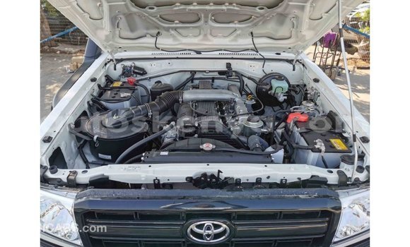 Imported Toyota Land Cruiser White Makiinaa iti Import - Dubai keessatti Central Kenya keessatti Imported Toyota Land Cruiser White Makiinaa iti Import - Dubai keessatti Central Kenya keessatti