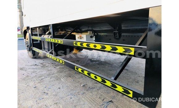 Nunua Imported Hino 300 Series Nyeupe Lori ndani ya Import - Dubai nchini Kati Kenya Nunua Imported Hino 300 Series Nyeupe Lori ndani ya Import - Dubai nchini Kati Kenya