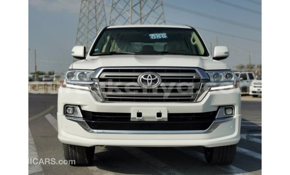 Buy Import Toyota Land Cruiser White Car in Import - Dubai in Central Kenya Buy Import Toyota Land Cruiser White Car in Import - Dubai in Central Kenya
