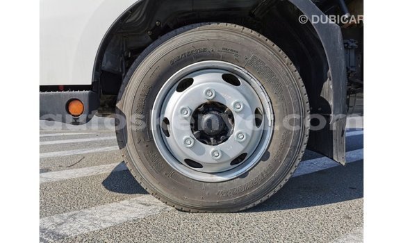 Nunua Imported Hino 300 Series Nyeupe Lori ndani ya Import - Dubai nchini Kati Kenya Nunua Imported Hino 300 Series Nyeupe Lori ndani ya Import - Dubai nchini Kati Kenya