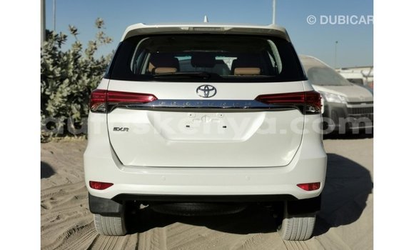 Nunua Imported Toyota Fortuner Nyeupe Gari ndani ya Import - Dubai nchini Kati Kenya Nunua Imported Toyota Fortuner Nyeupe Gari ndani ya Import - Dubai nchini Kati Kenya