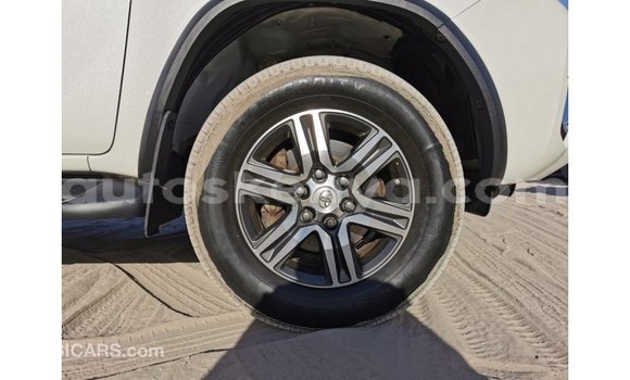 Nunua Imported Toyota Fortuner Nyeupe Gari ndani ya Import - Dubai nchini Kati Kenya Nunua Imported Toyota Fortuner Nyeupe Gari ndani ya Import - Dubai nchini Kati Kenya