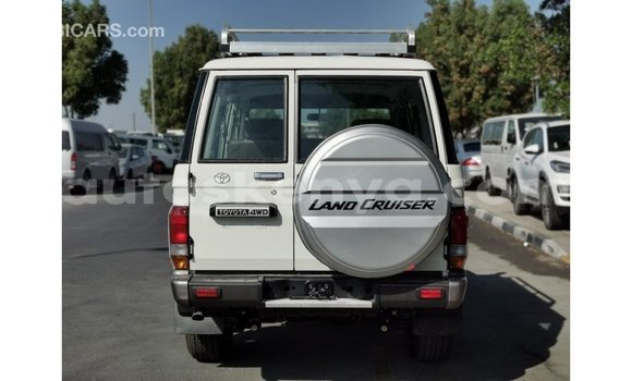 Nunua Imported Toyota Land Cruiser Nyeupe Gari ndani ya Import - Dubai nchini Kati Kenya Nunua Imported Toyota Land Cruiser Nyeupe Gari ndani ya Import - Dubai nchini Kati Kenya