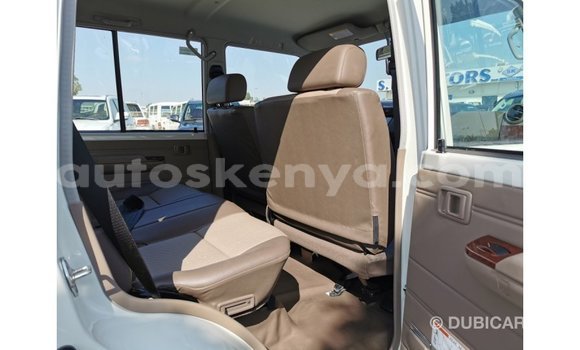 Nunua Imported Toyota Land Cruiser Nyeupe Gari ndani ya Import - Dubai nchini Kati Kenya Nunua Imported Toyota Land Cruiser Nyeupe Gari ndani ya Import - Dubai nchini Kati Kenya