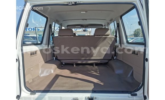 Nunua Imported Toyota Land Cruiser Nyeupe Gari ndani ya Import - Dubai nchini Kati Kenya Nunua Imported Toyota Land Cruiser Nyeupe Gari ndani ya Import - Dubai nchini Kati Kenya