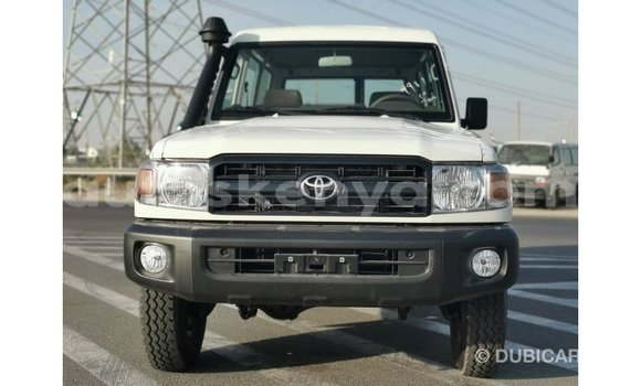 Imported Toyota Land Cruiser White Makiinaa iti Import - Dubai keessatti Central Kenya keessatti Imported Toyota Land Cruiser White Makiinaa iti Import - Dubai keessatti Central Kenya keessatti
