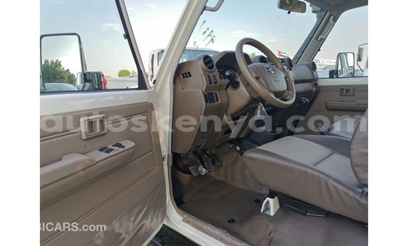 Imported Toyota Land Cruiser White Makiinaa iti Import - Dubai keessatti Central Kenya keessatti Imported Toyota Land Cruiser White Makiinaa iti Import - Dubai keessatti Central Kenya keessatti