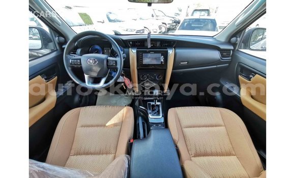 Nunua Imported Toyota Fortuner Nyeupe Gari ndani ya Import - Dubai nchini Kati Kenya Nunua Imported Toyota Fortuner Nyeupe Gari ndani ya Import - Dubai nchini Kati Kenya