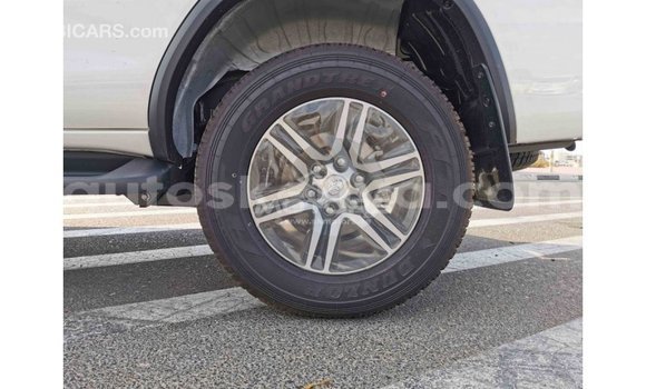 Nunua Imported Toyota Fortuner Nyeupe Gari ndani ya Import - Dubai nchini Kati Kenya Nunua Imported Toyota Fortuner Nyeupe Gari ndani ya Import - Dubai nchini Kati Kenya