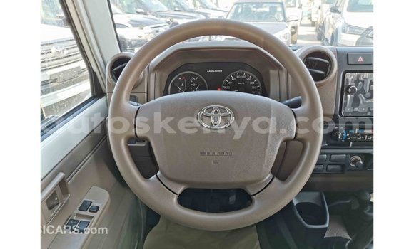 Imported Toyota Land Cruiser White Makiinaa iti Import - Dubai keessatti Central Kenya keessatti Imported Toyota Land Cruiser White Makiinaa iti Import - Dubai keessatti Central Kenya keessatti