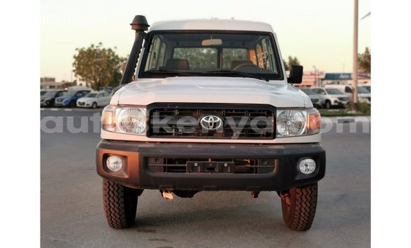 Imported Toyota Land Cruiser White Makiinaa iti Import - Dubai keessatti Central Kenya keessatti Imported Toyota Land Cruiser White Makiinaa iti Import - Dubai keessatti Central Kenya keessatti