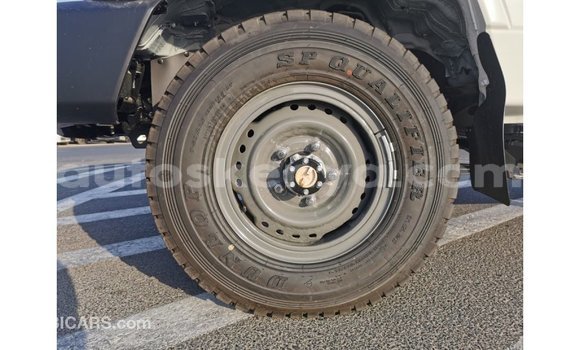 Imported Toyota Land Cruiser White Makiinaa iti Import - Dubai keessatti Central Kenya keessatti Imported Toyota Land Cruiser White Makiinaa iti Import - Dubai keessatti Central Kenya keessatti