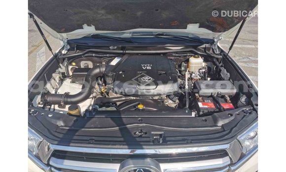 Nunua Imported Toyota Land Cruiser Nyeupe Gari ndani ya Import - Dubai nchini Kati Kenya Nunua Imported Toyota Land Cruiser Nyeupe Gari ndani ya Import - Dubai nchini Kati Kenya