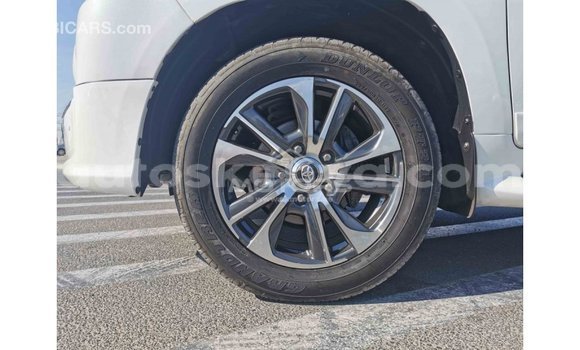 Nunua Imported Toyota Land Cruiser Nyeupe Gari ndani ya Import - Dubai nchini Kati Kenya Nunua Imported Toyota Land Cruiser Nyeupe Gari ndani ya Import - Dubai nchini Kati Kenya