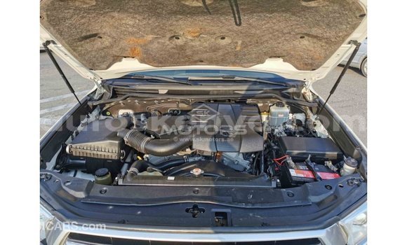 Buy Import Toyota Land Cruiser White Car in Import - Dubai in Central Kenya Buy Import Toyota Land Cruiser White Car in Import - Dubai in Central Kenya