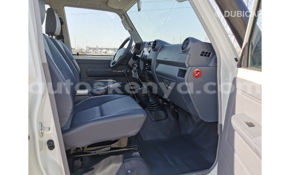 Imported Toyota Land Cruiser White Makiinaa iti Import - Dubai keessatti Central Kenya keessatti Imported Toyota Land Cruiser White Makiinaa iti Import - Dubai keessatti Central Kenya keessatti