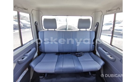 Imported Toyota Land Cruiser White Makiinaa iti Import - Dubai keessatti Central Kenya keessatti Imported Toyota Land Cruiser White Makiinaa iti Import - Dubai keessatti Central Kenya keessatti