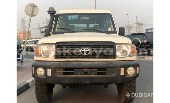 Imported Toyota Land Cruiser White Makiinaa iti Import - Dubai keessatti Central Kenya keessatti Imported Toyota Land Cruiser White Makiinaa iti Import - Dubai keessatti Central Kenya keessatti