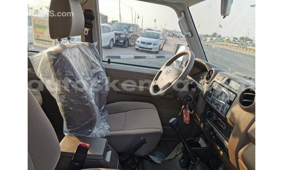 Nunua Imported Toyota Land Cruiser Nyeupe Gari ndani ya Import - Dubai nchini Kati Kenya Nunua Imported Toyota Land Cruiser Nyeupe Gari ndani ya Import - Dubai nchini Kati Kenya