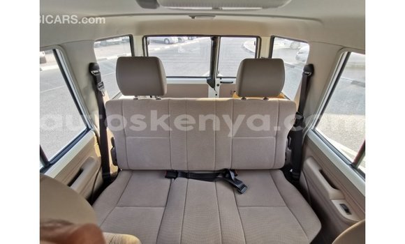 Nunua Imported Toyota Land Cruiser Nyeupe Gari ndani ya Import - Dubai nchini Kati Kenya Nunua Imported Toyota Land Cruiser Nyeupe Gari ndani ya Import - Dubai nchini Kati Kenya