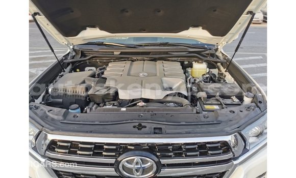 Buy Import Toyota Land Cruiser White Car in Import - Dubai in Central Kenya Buy Import Toyota Land Cruiser White Car in Import - Dubai in Central Kenya