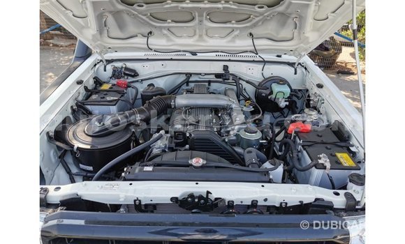 Nunua Imported Toyota Land Cruiser Nyeupe Gari ndani ya Import - Dubai nchini Kati Kenya Nunua Imported Toyota Land Cruiser Nyeupe Gari ndani ya Import - Dubai nchini Kati Kenya