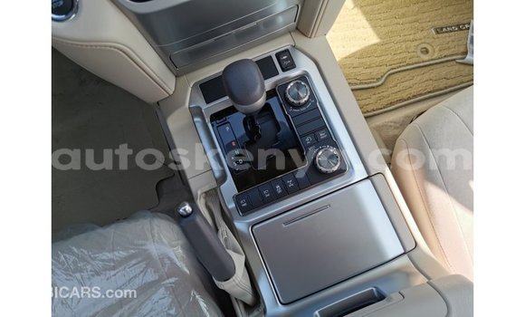 Imported Toyota Land Cruiser White Makiinaa iti Import - Dubai keessatti Central Kenya keessatti Imported Toyota Land Cruiser White Makiinaa iti Import - Dubai keessatti Central Kenya keessatti