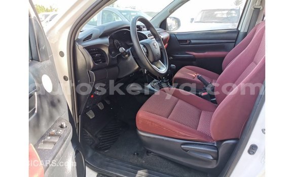 Imported Toyota Hilux White Makiinaa iti Import - Dubai keessatti Central Kenya keessatti Imported Toyota Hilux White Makiinaa iti Import - Dubai keessatti Central Kenya keessatti